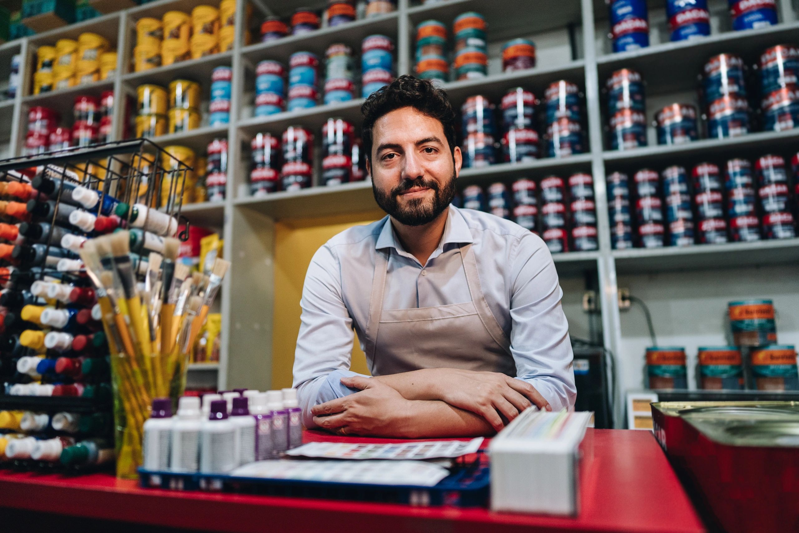 Expert team member advising a customer on construction supplies